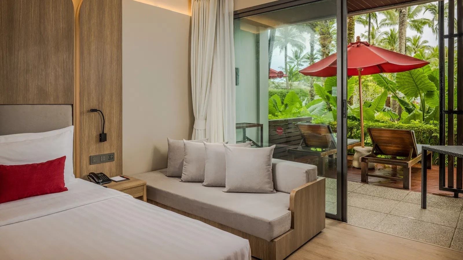 rooms-deluxe-jet-tub-lanai