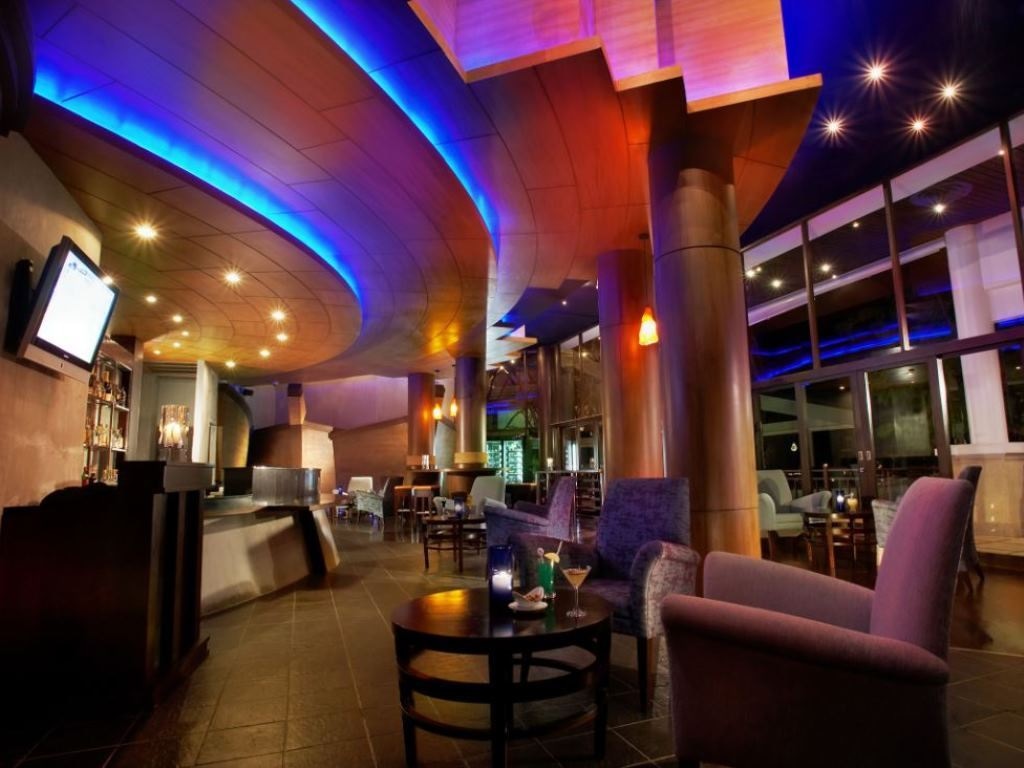 bars-sip-club-rooftop--drink