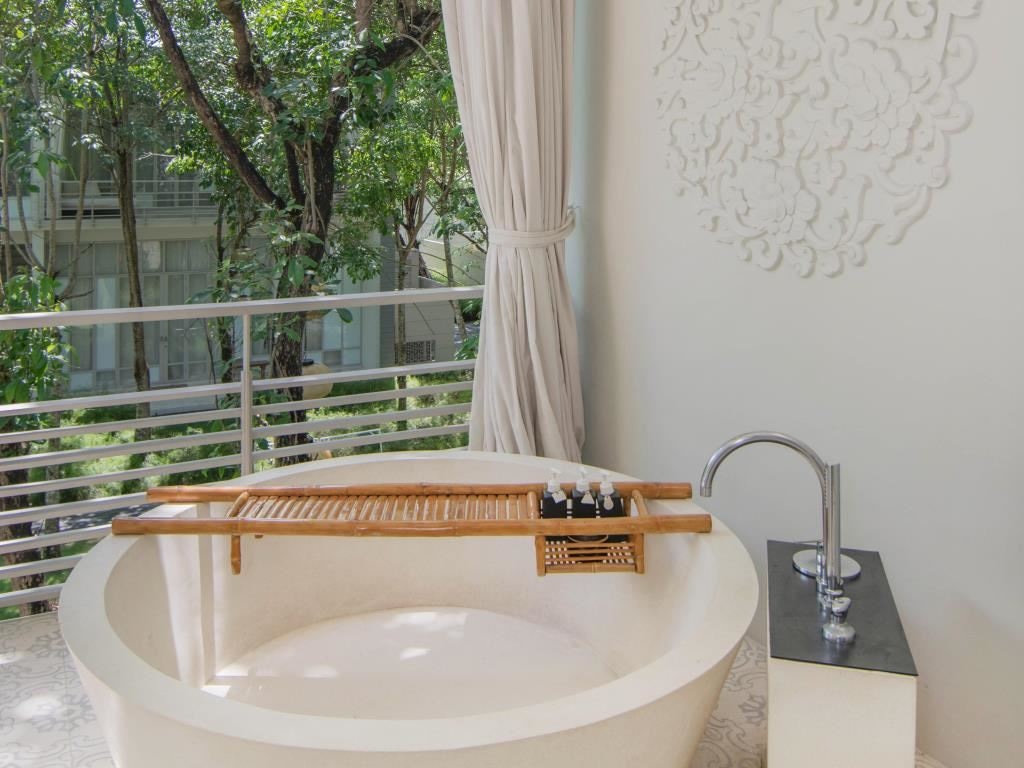 rooms-deluxe-balcony