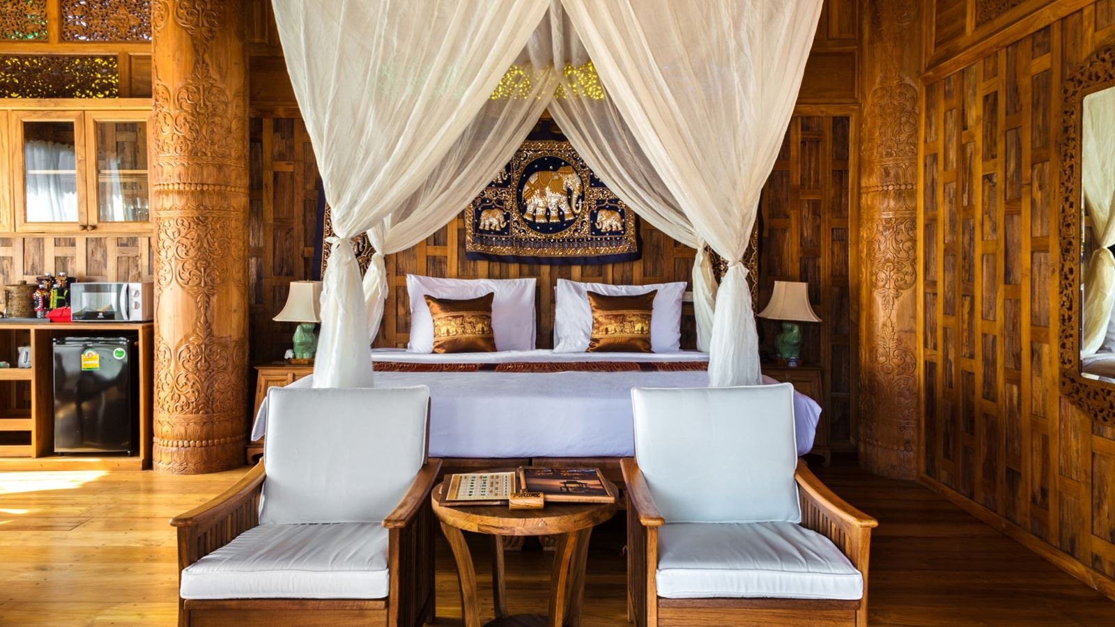 rooms-deluxe-pool-villa-child-sharing-bed