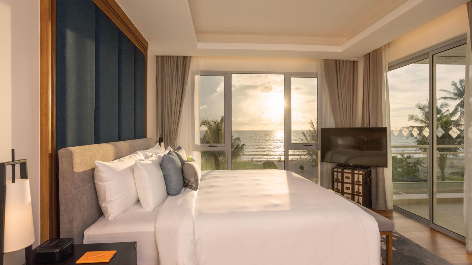 rooms-2bedroom-pool-suite-beach-view