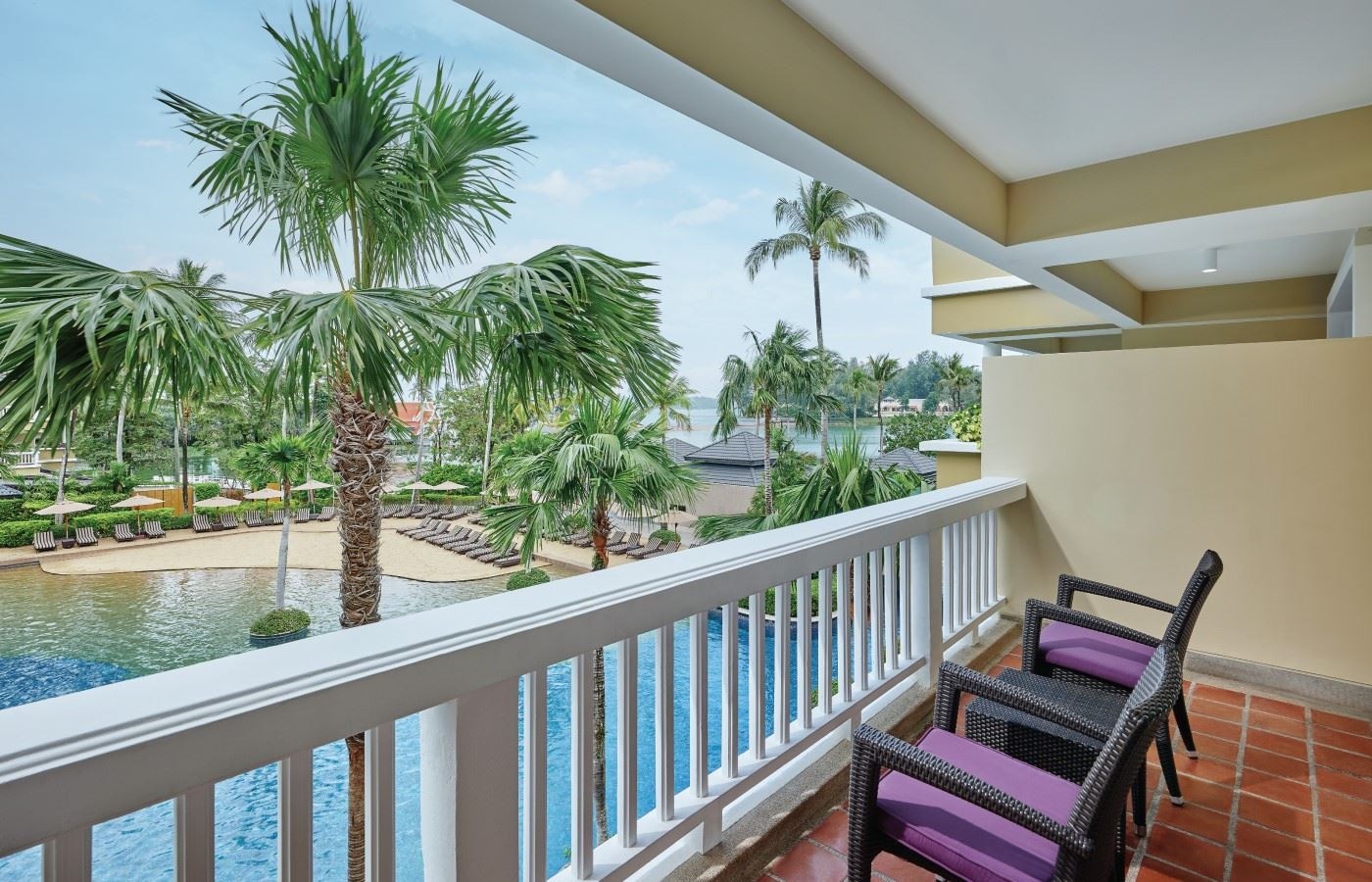 rooms-laguna-pool-view-king-room