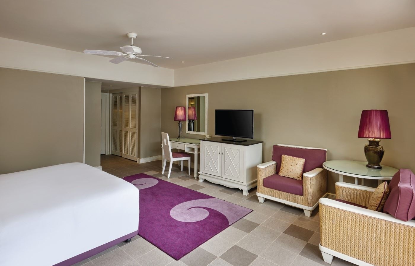 rooms-laguna-pool-view-king-room