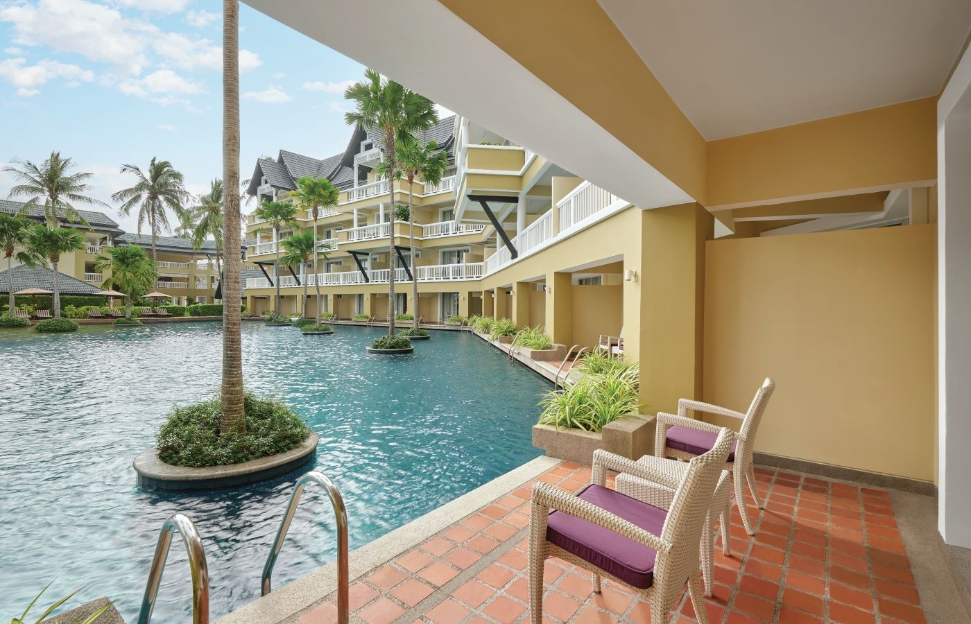 rooms-laguna-pool-access-twin-room