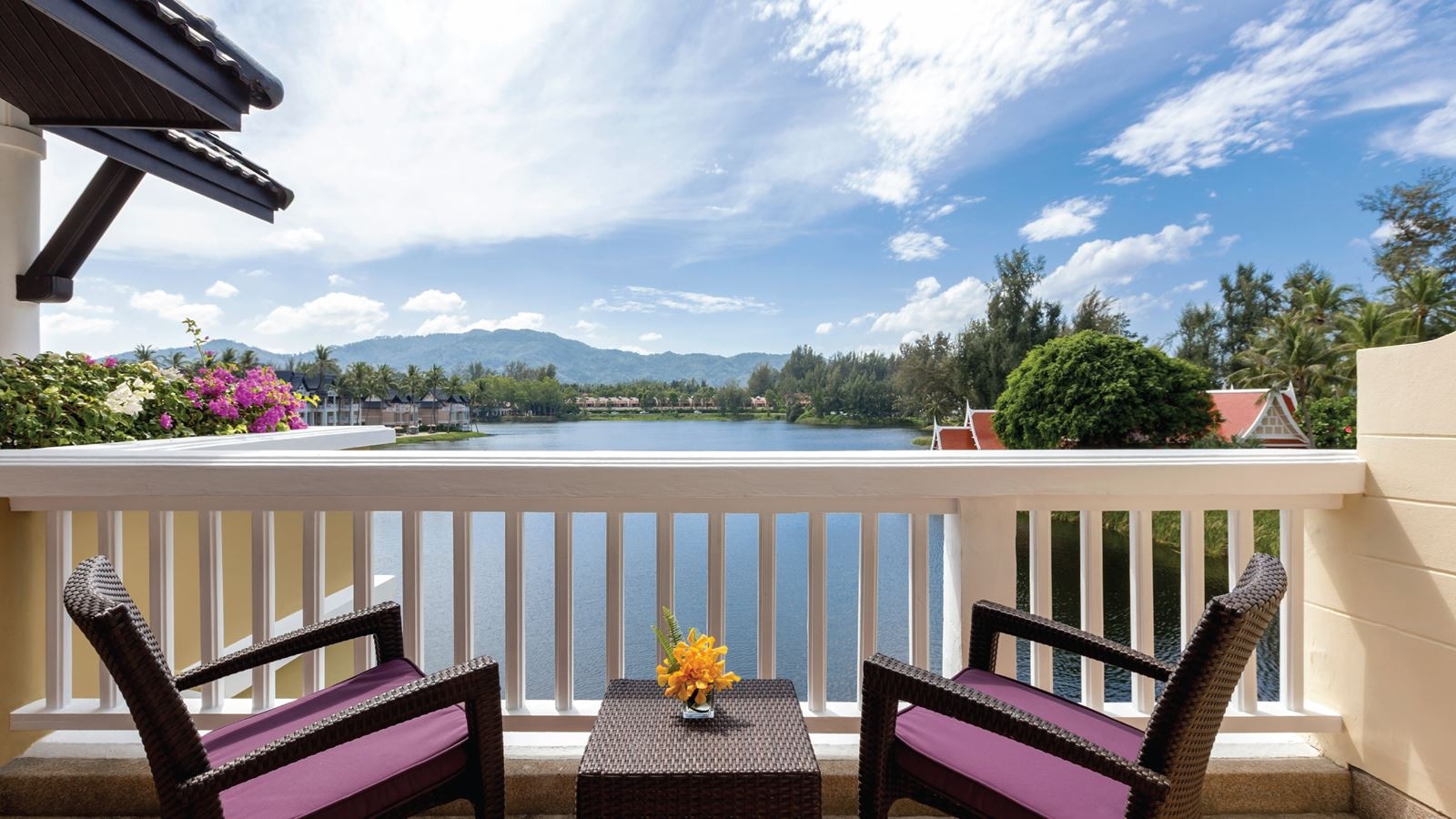 rooms-laguna-king-room