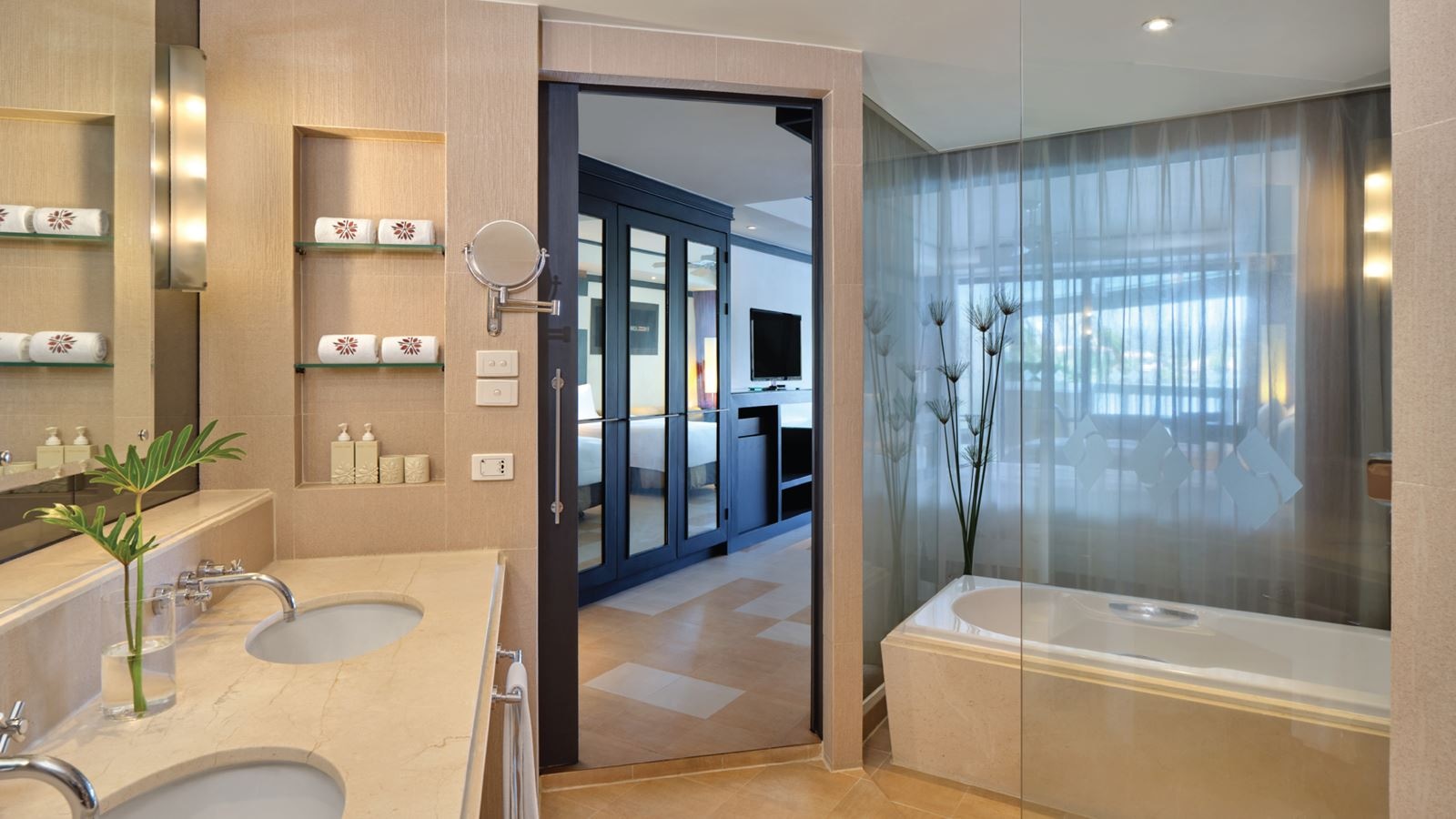 rooms-laguna-grand-room