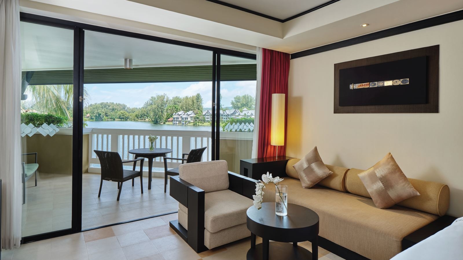 rooms-laguna-grand-room