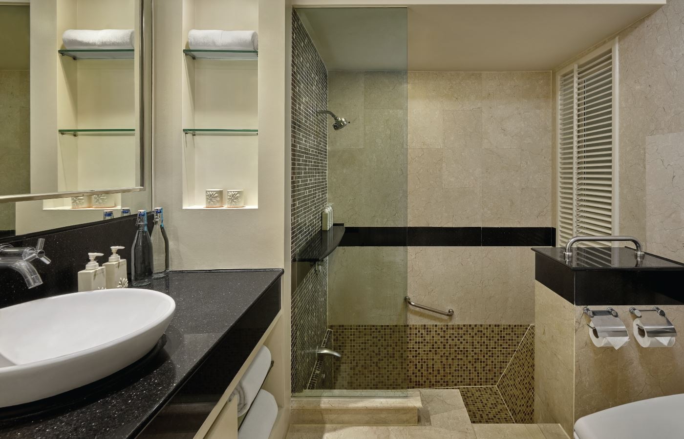 rooms-laguna-pool-access-king-room