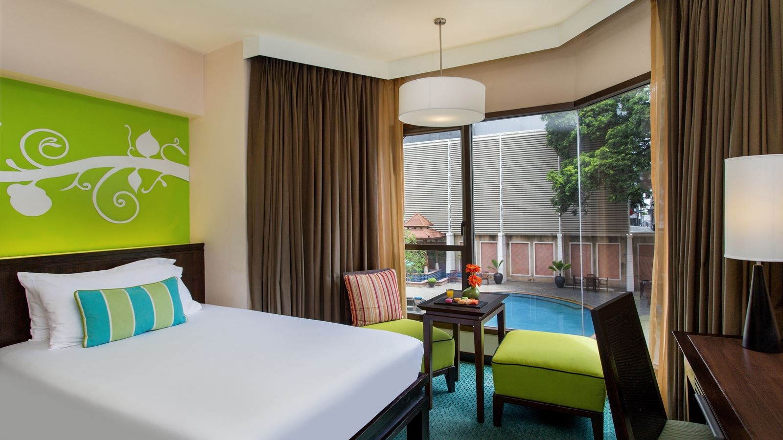 rooms-deluxe-pool-view