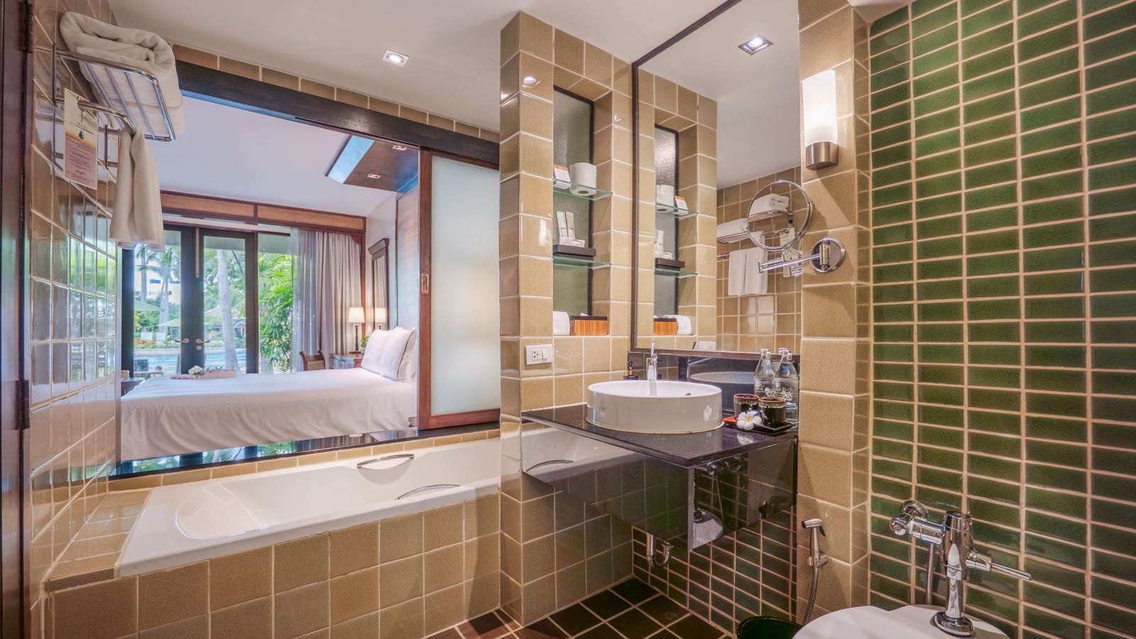 rooms-tropical-pool-side