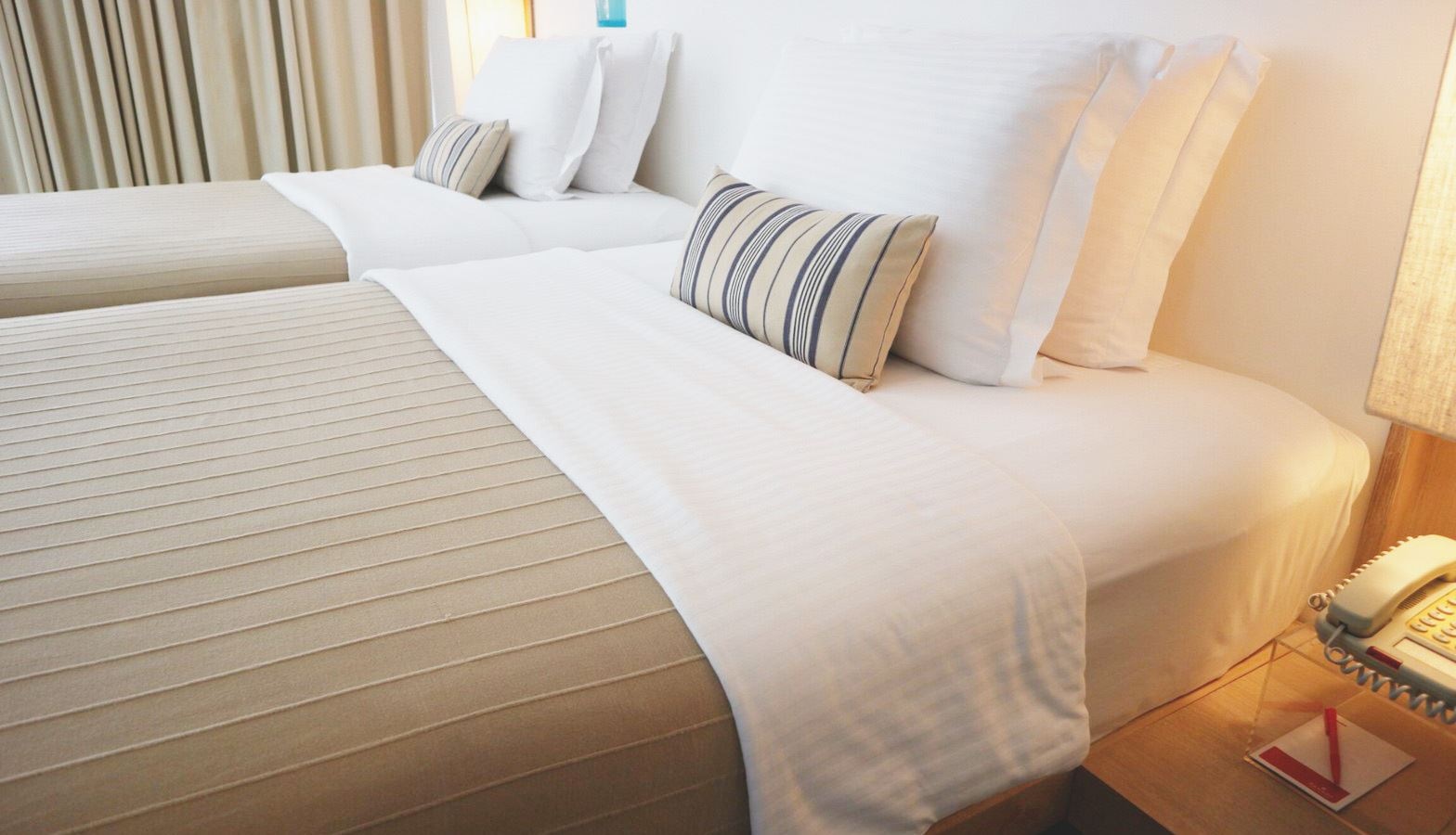 rooms-deluxe-club-pool-view