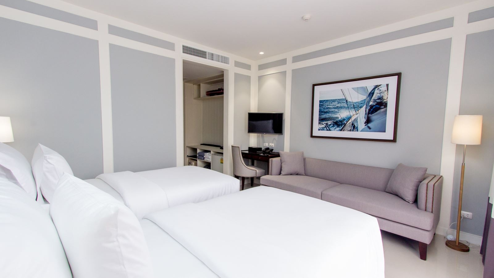 rooms-deluxe-with-balcony