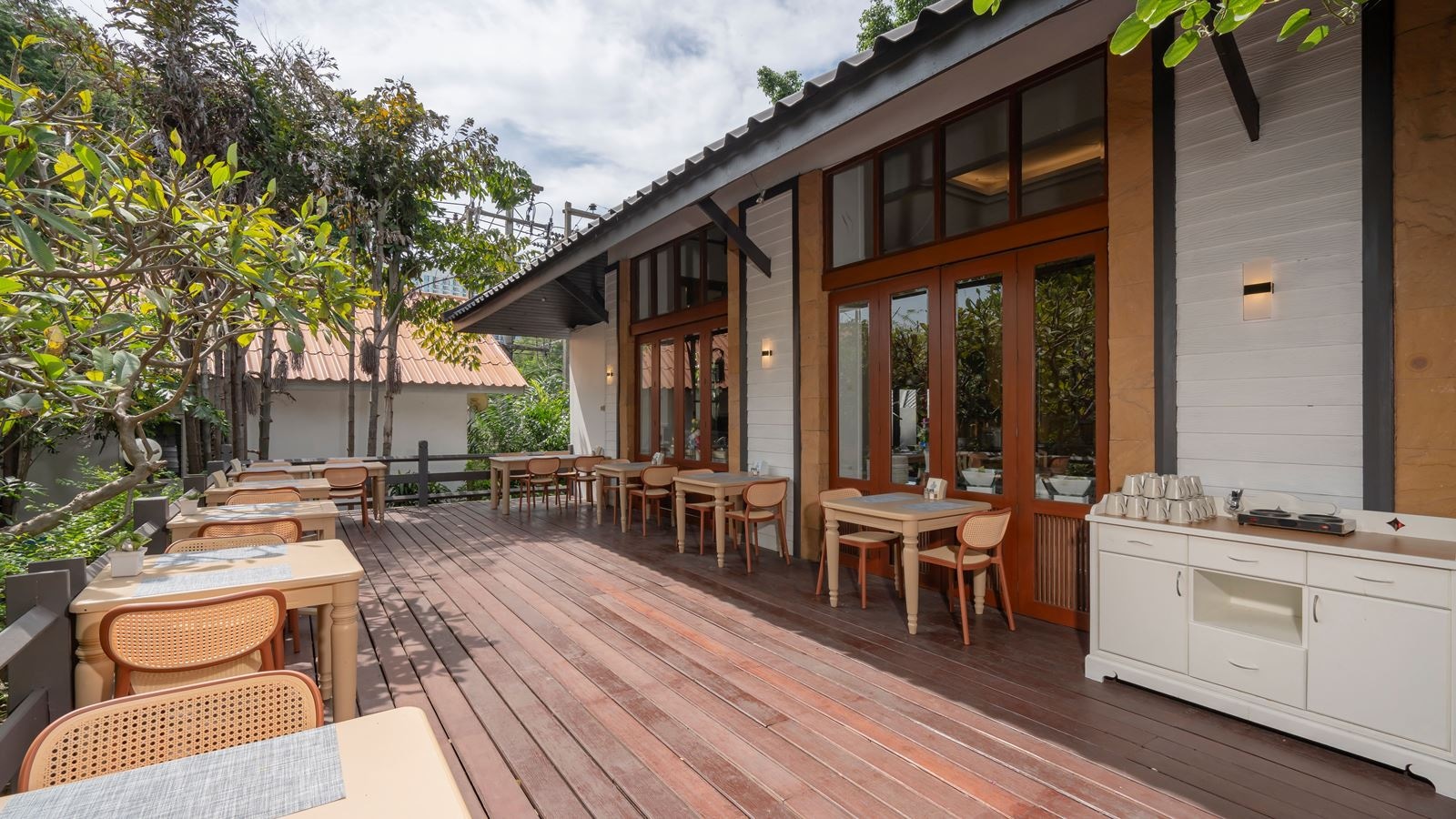 restaurants-garden-terrace-restaurant