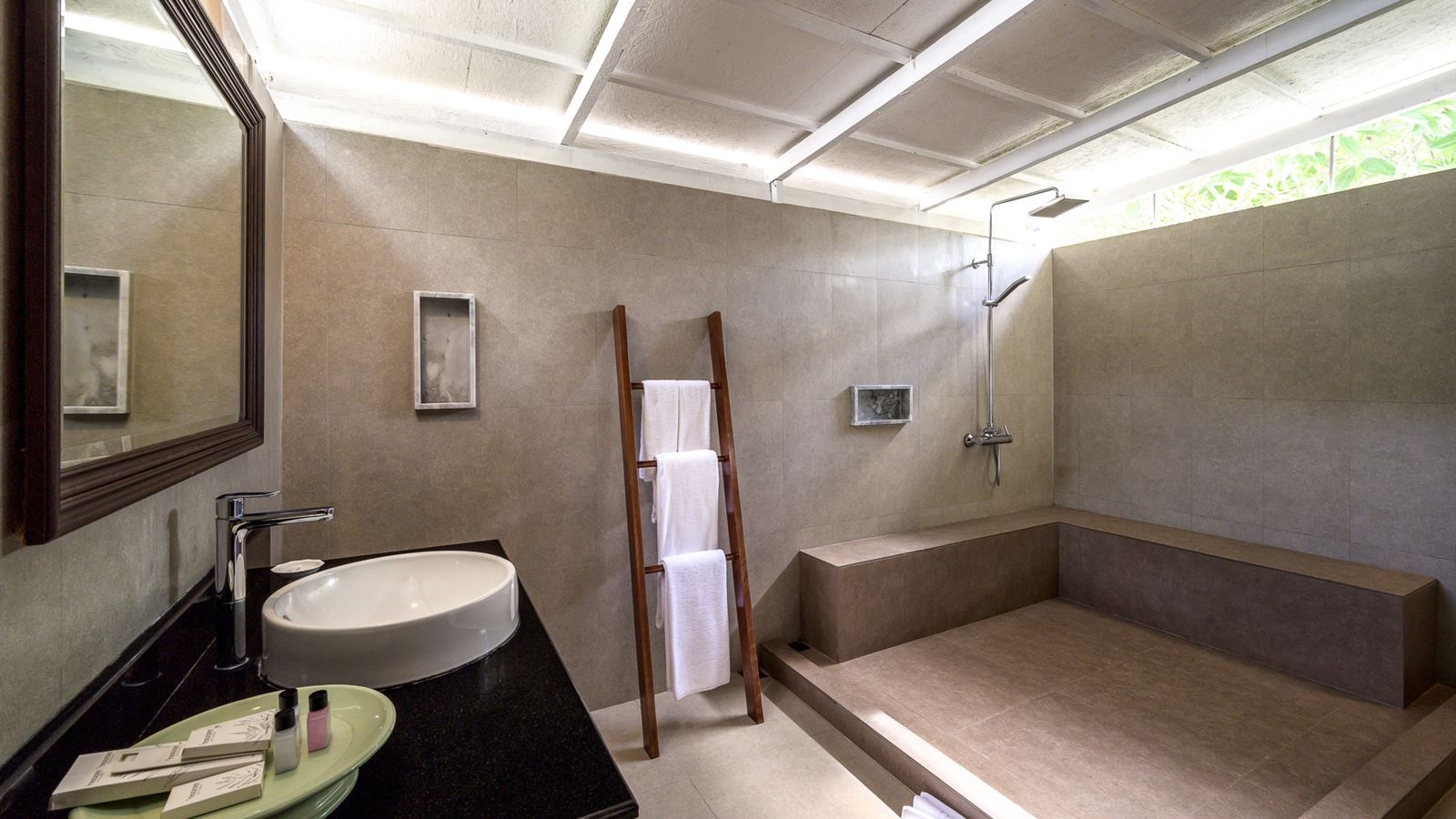 rooms-tropical-garden-view