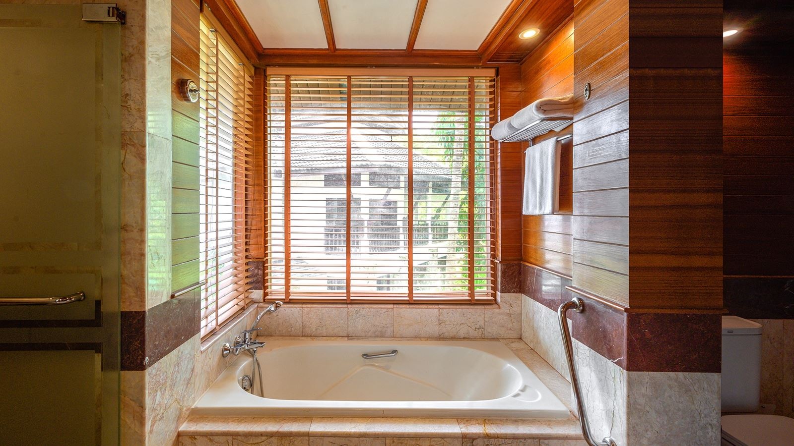 rooms-hillside-with-terrace-bathtub