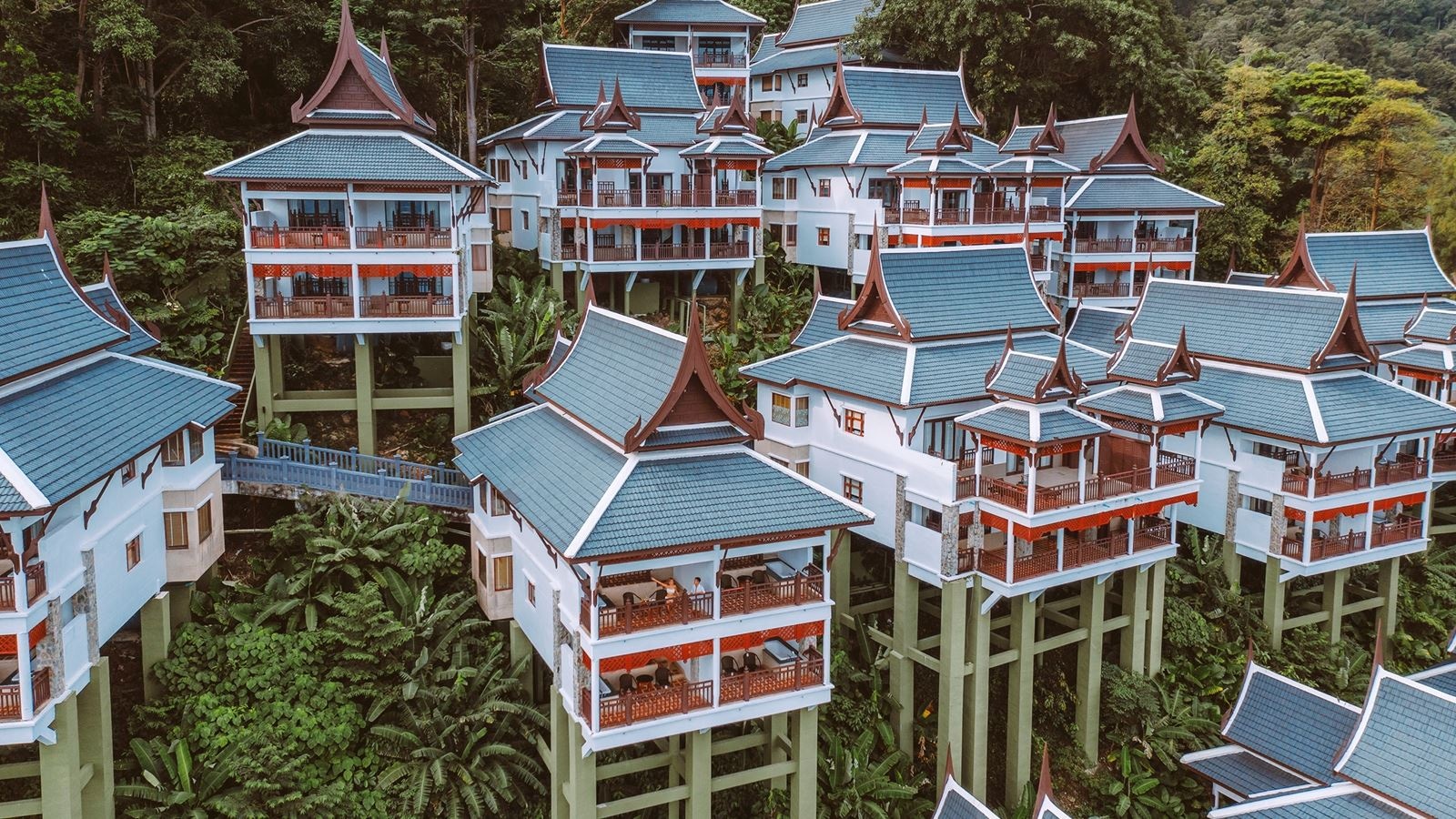 rooms-hillside-with-terrace-bathtub