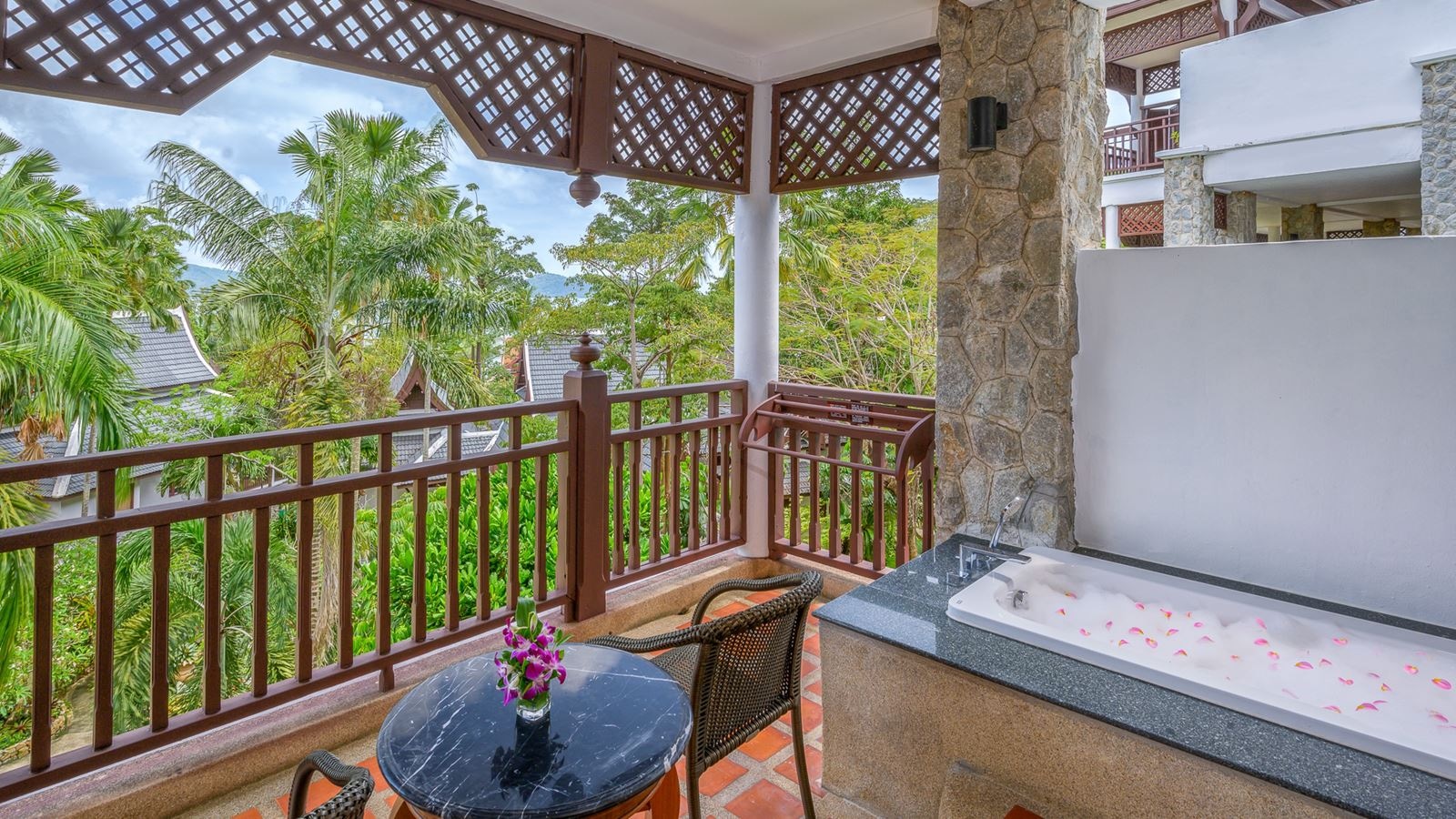 rooms-hillside-with-terrace-bathtub