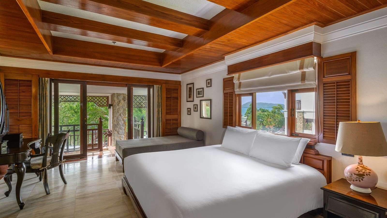 rooms-hillside-with-terrace-bathtub