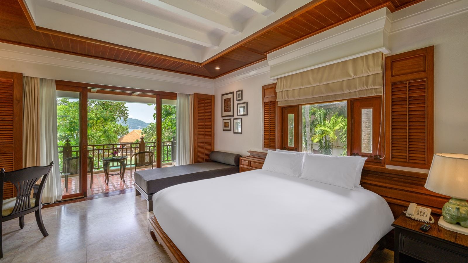 rooms-lagoon-poolside-with-bathtub