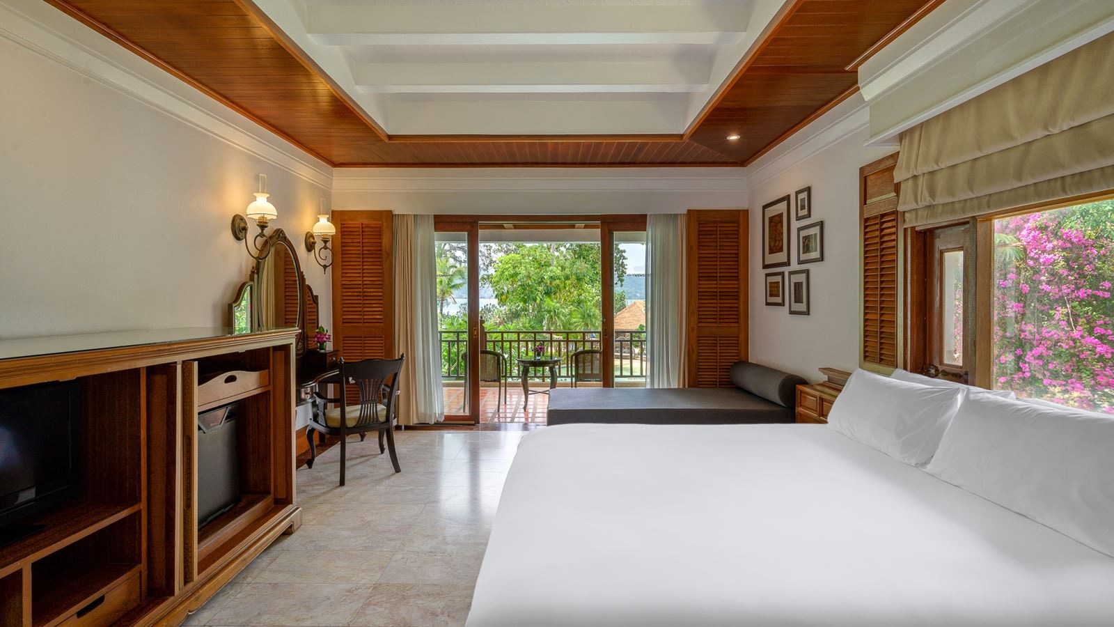 rooms-lagoon-poolside-with-bathtub