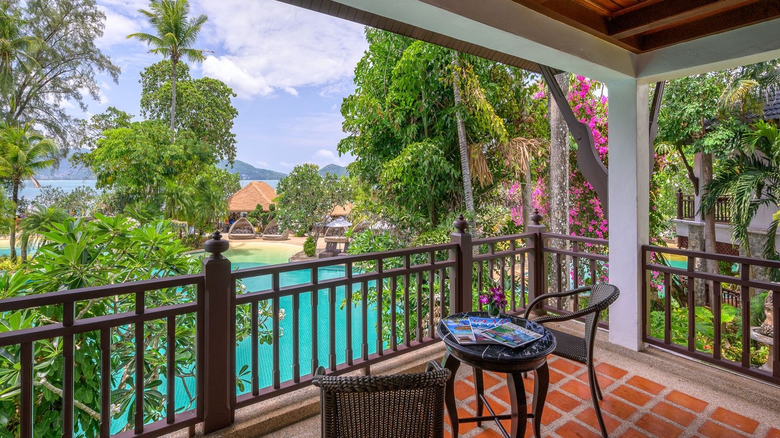 rooms-lagoon-poolside-with-bathtub