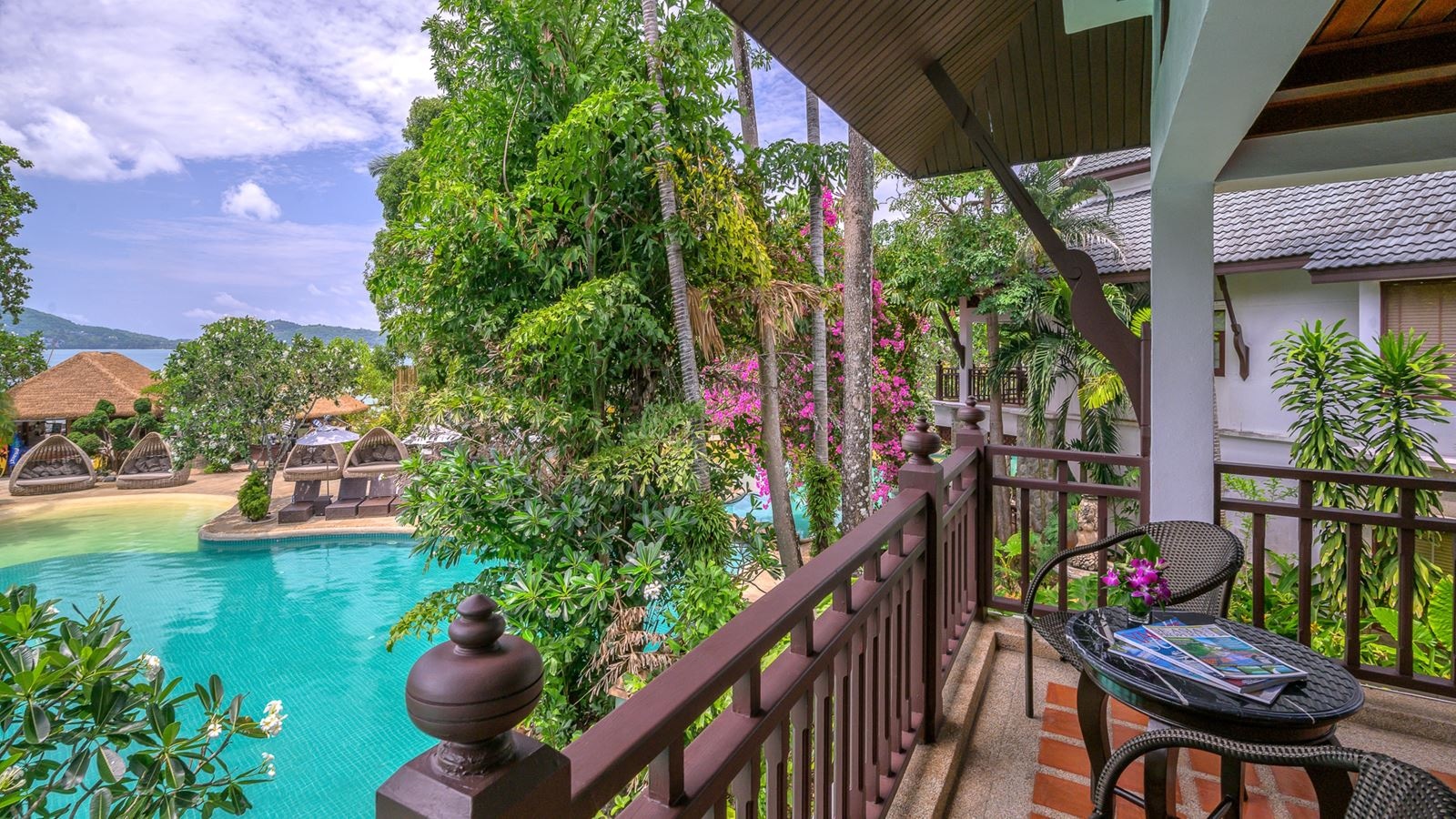 rooms-lagoon-poolside-with-bathtub