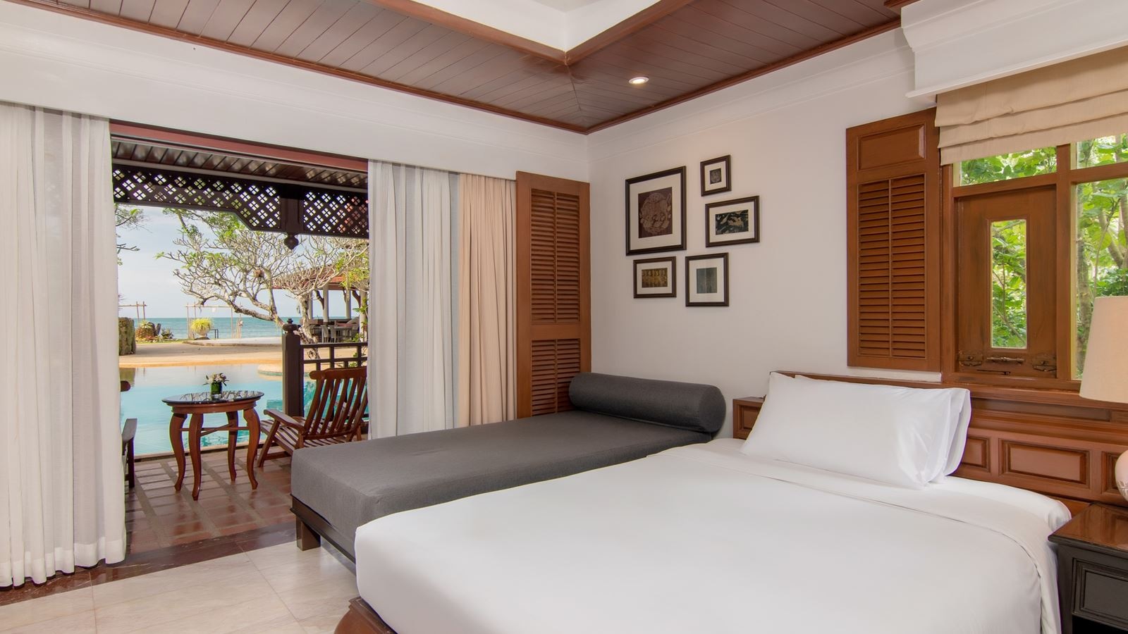 rooms-lagoon-pool-access-with-bathtub