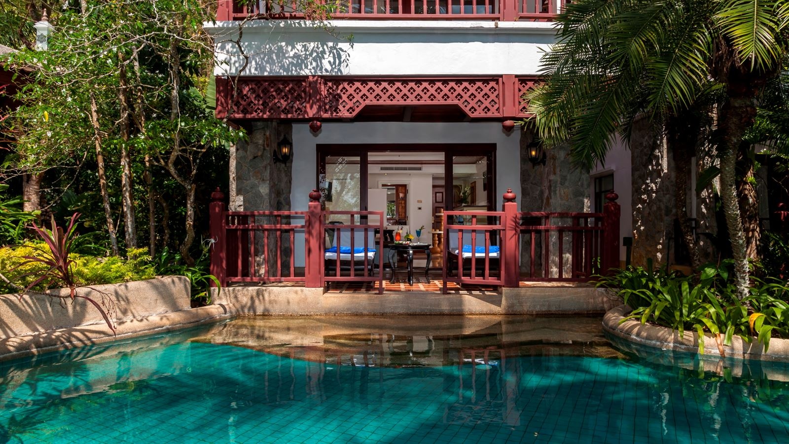 rooms-lagoon-pool-access-with-bathtub