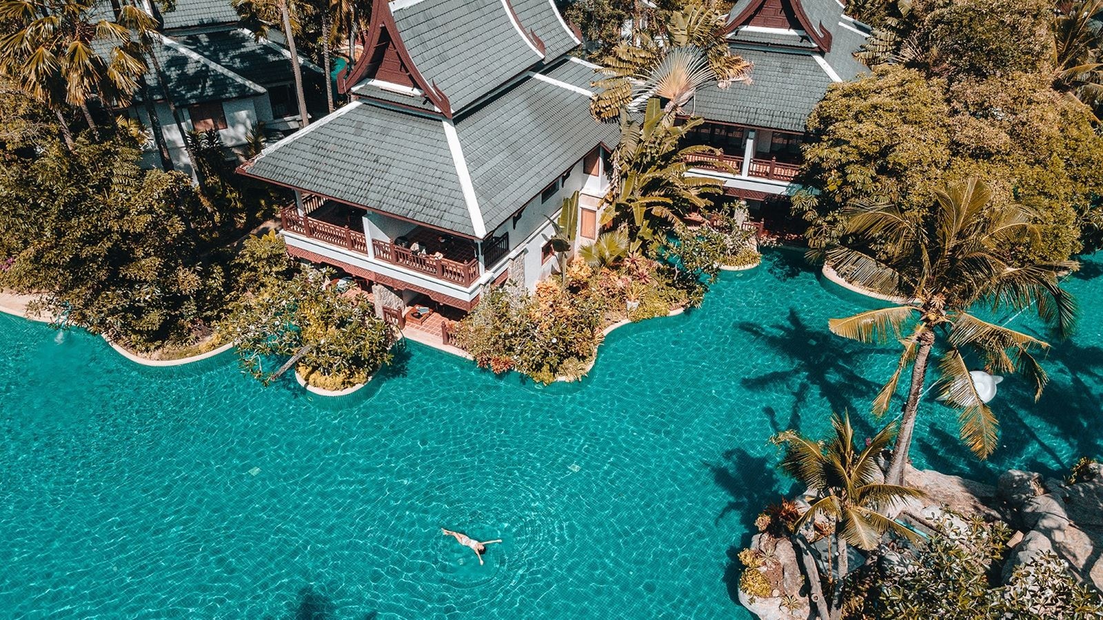 rooms-lagoon-pool-access-with-bathtub