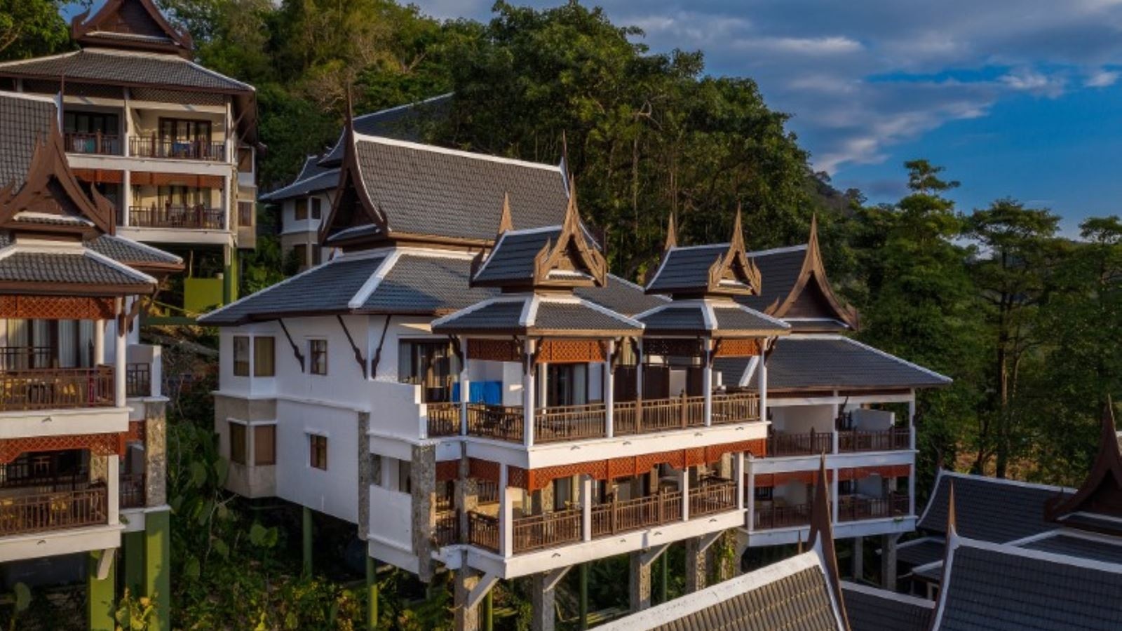 rooms-family-1-bedroom-hillside-suite-with-terrace-bathtub