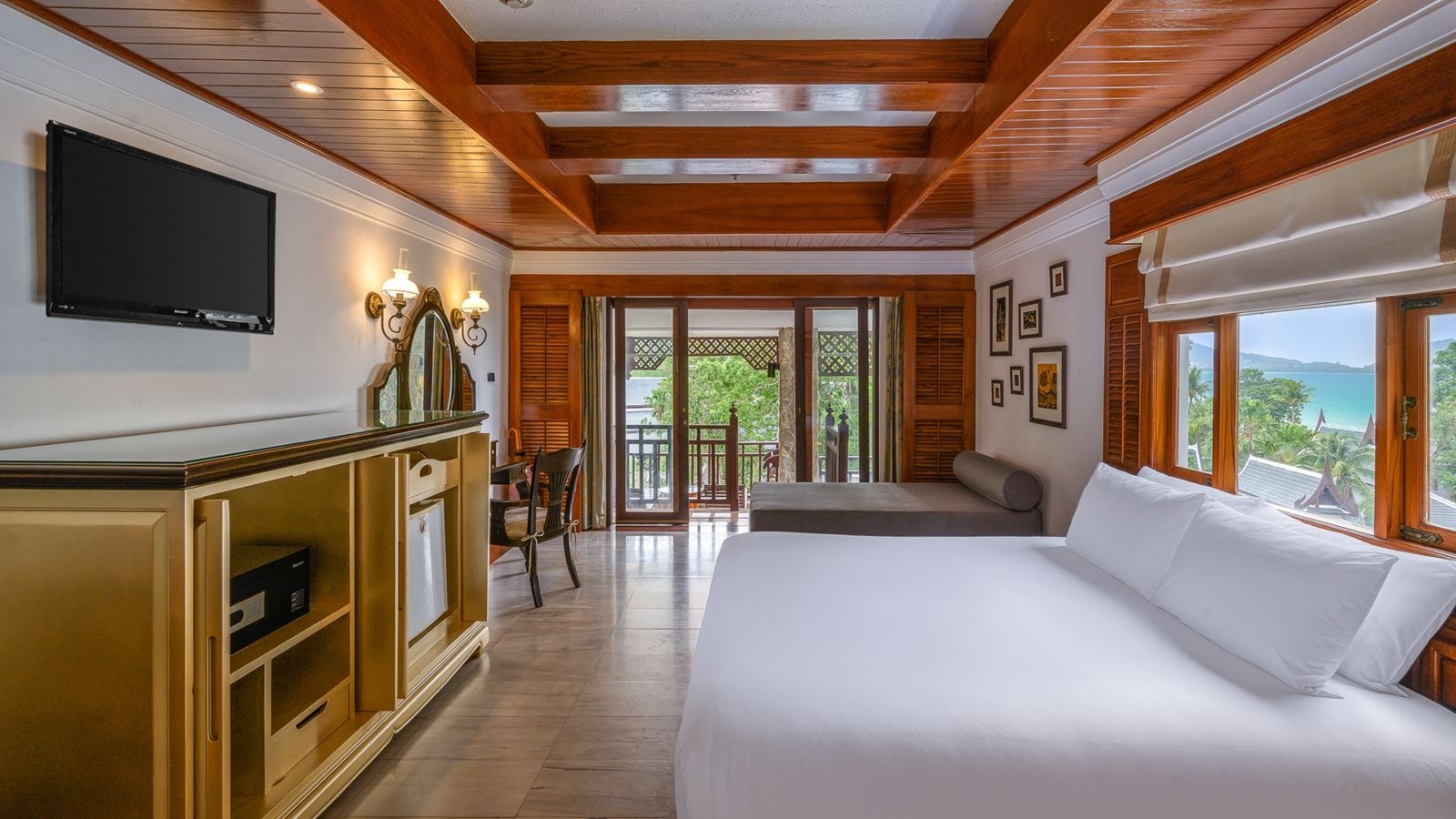 rooms-family-1-bedroom-hillside-suite-with-terrace-bathtub