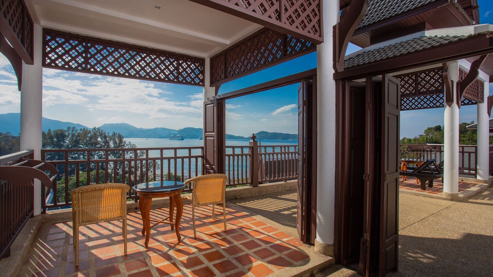 rooms-2-bedroom-hillside-suite-with-terrace-bathtub