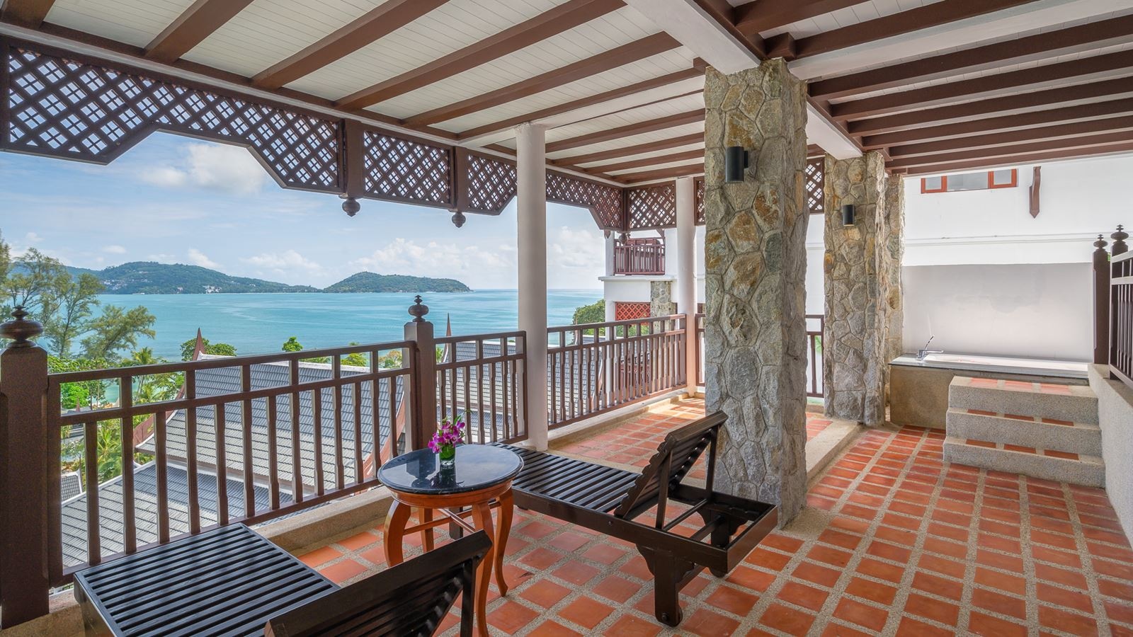 rooms-2-bedroom-hillside-suite-with-terrace-bathtub