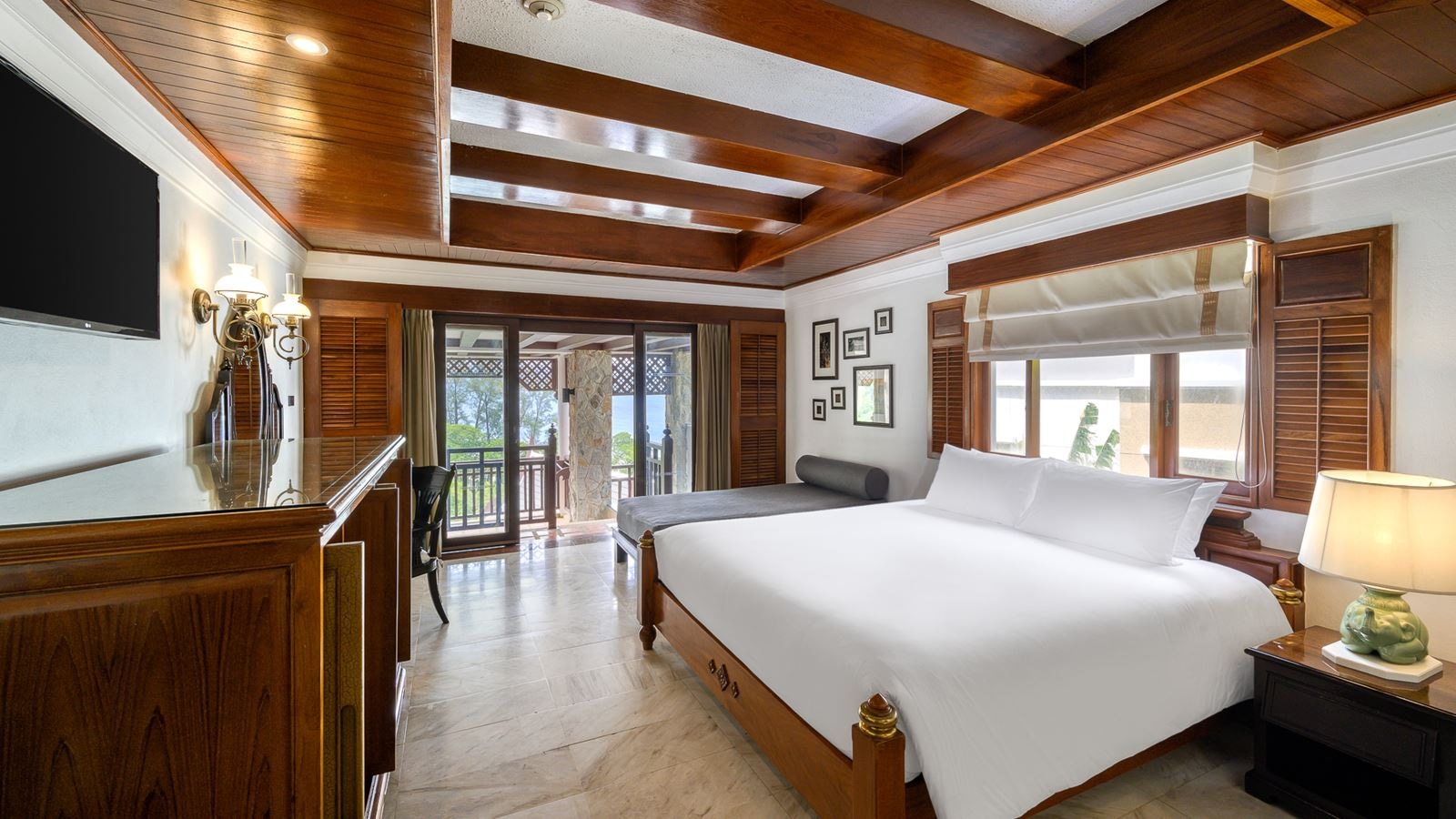 rooms-2-bedroom-hillside-suite-with-terrace-bathtub