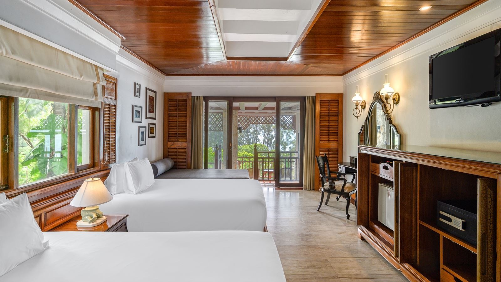 rooms-2-bedroom-hillside-suite-with-terrace-bathtub