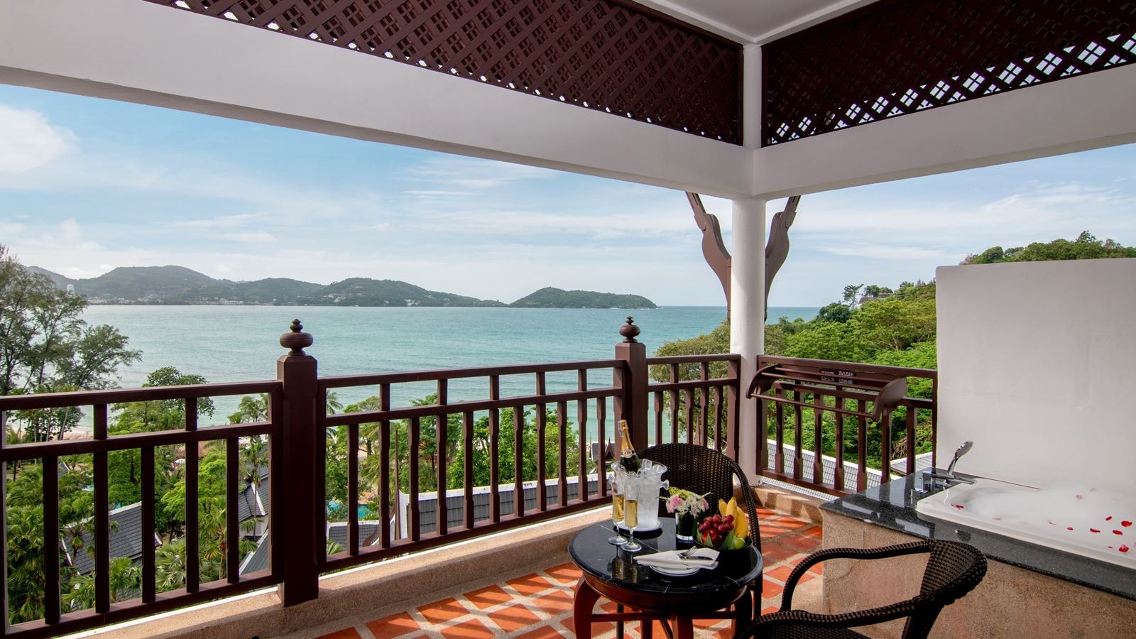 rooms-seaview-hillside-with-terrace-bathtub
