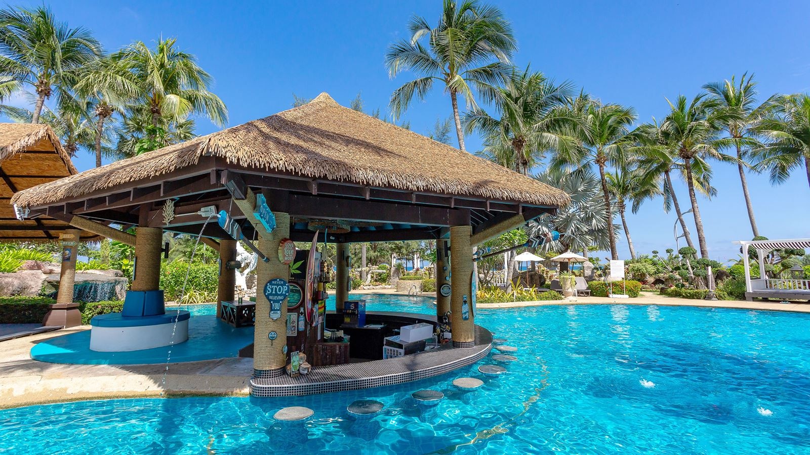 restaurants-chaba-swimup-pool-bar