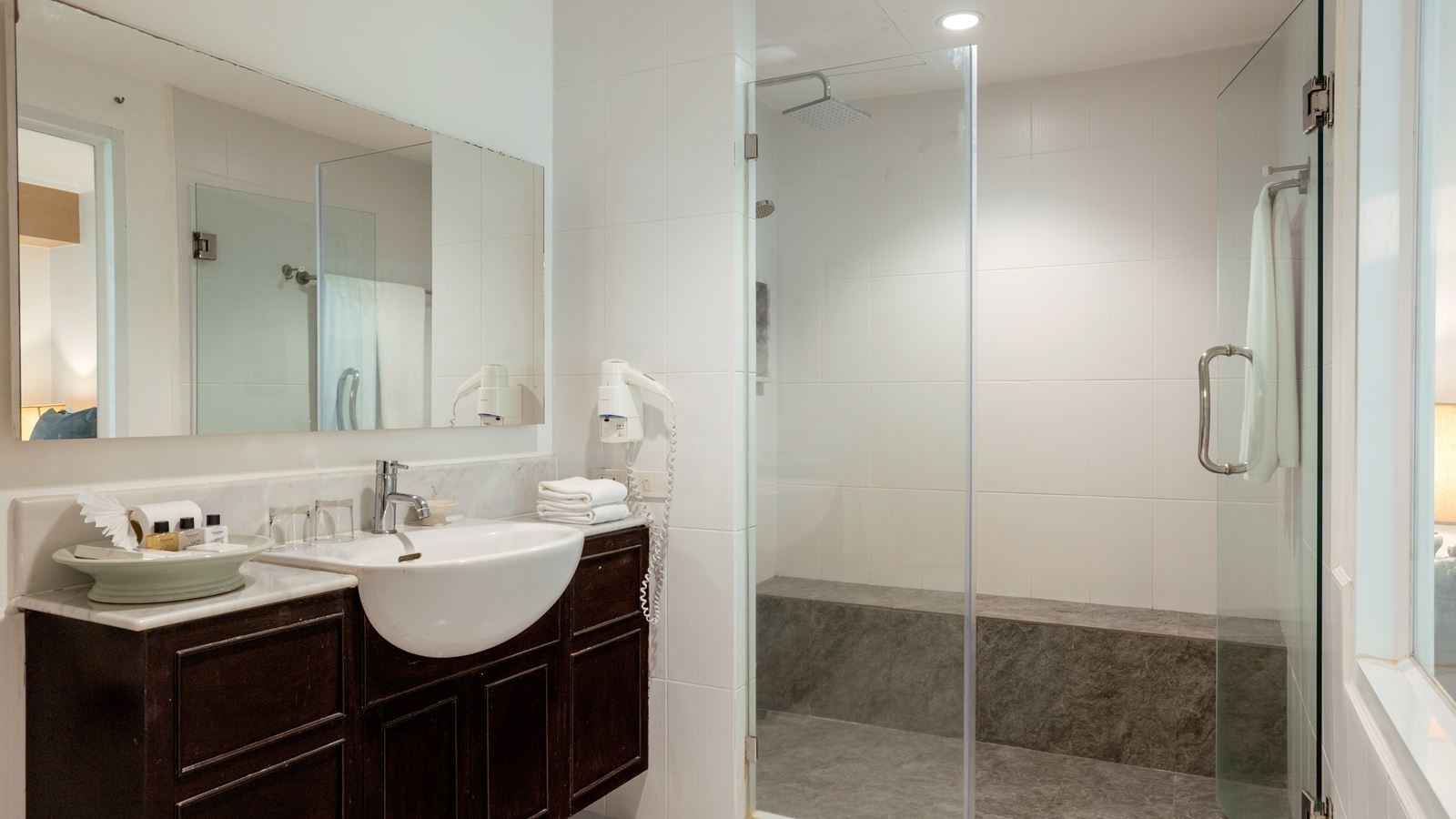 rooms-2-bedroom-family-suite-with-terrace