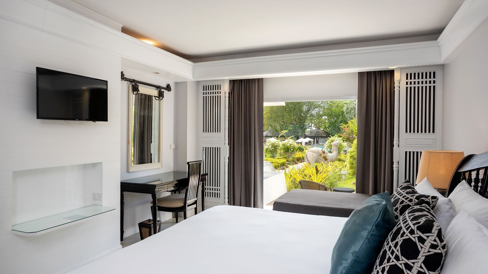 rooms-deluxe-terrace-garden-access