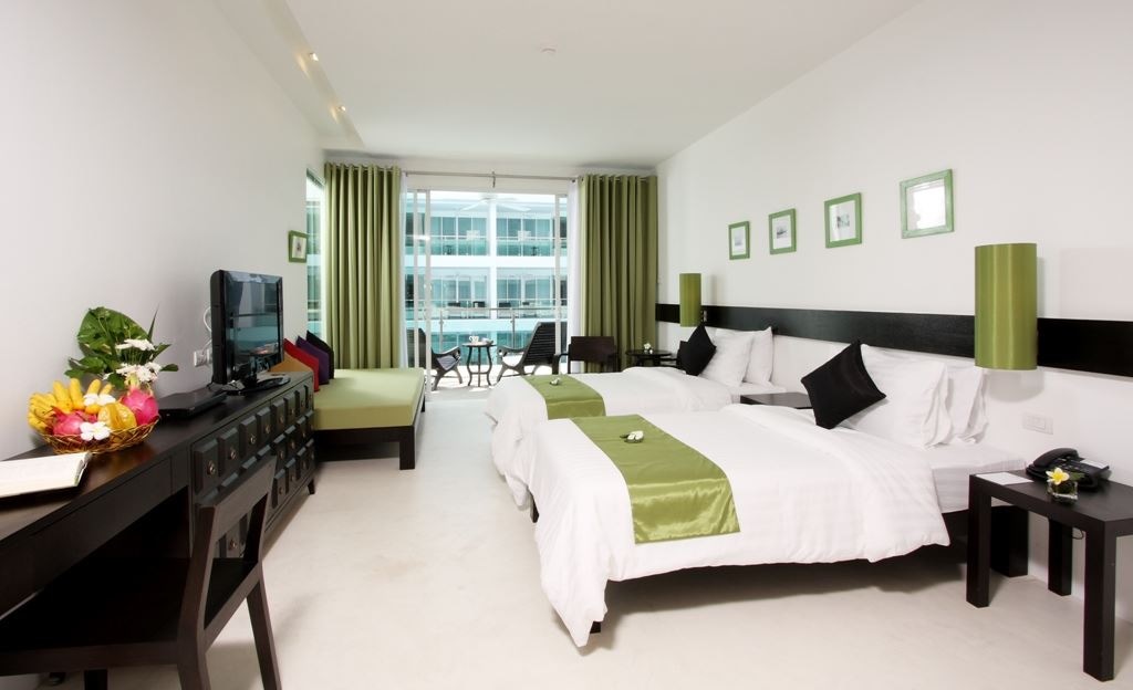 rooms-deluxe-pool-view