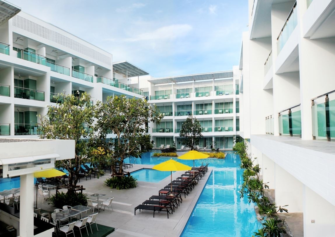 rooms-deluxe-pool-view