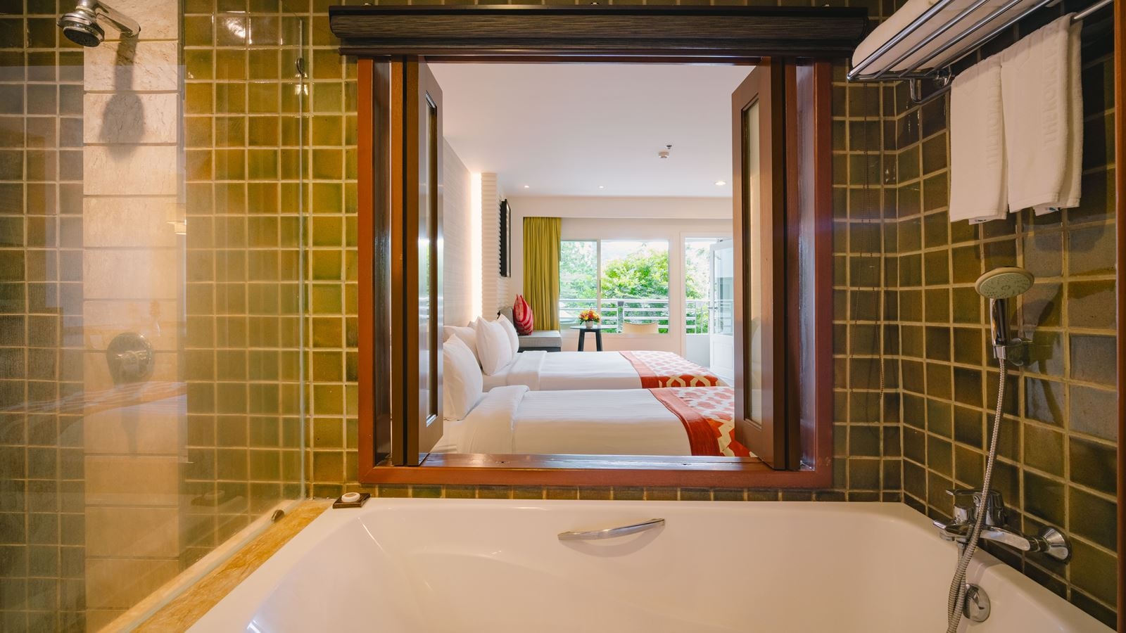 rooms-premier-deluxe-triple-royal-wing-1-queen-1-single