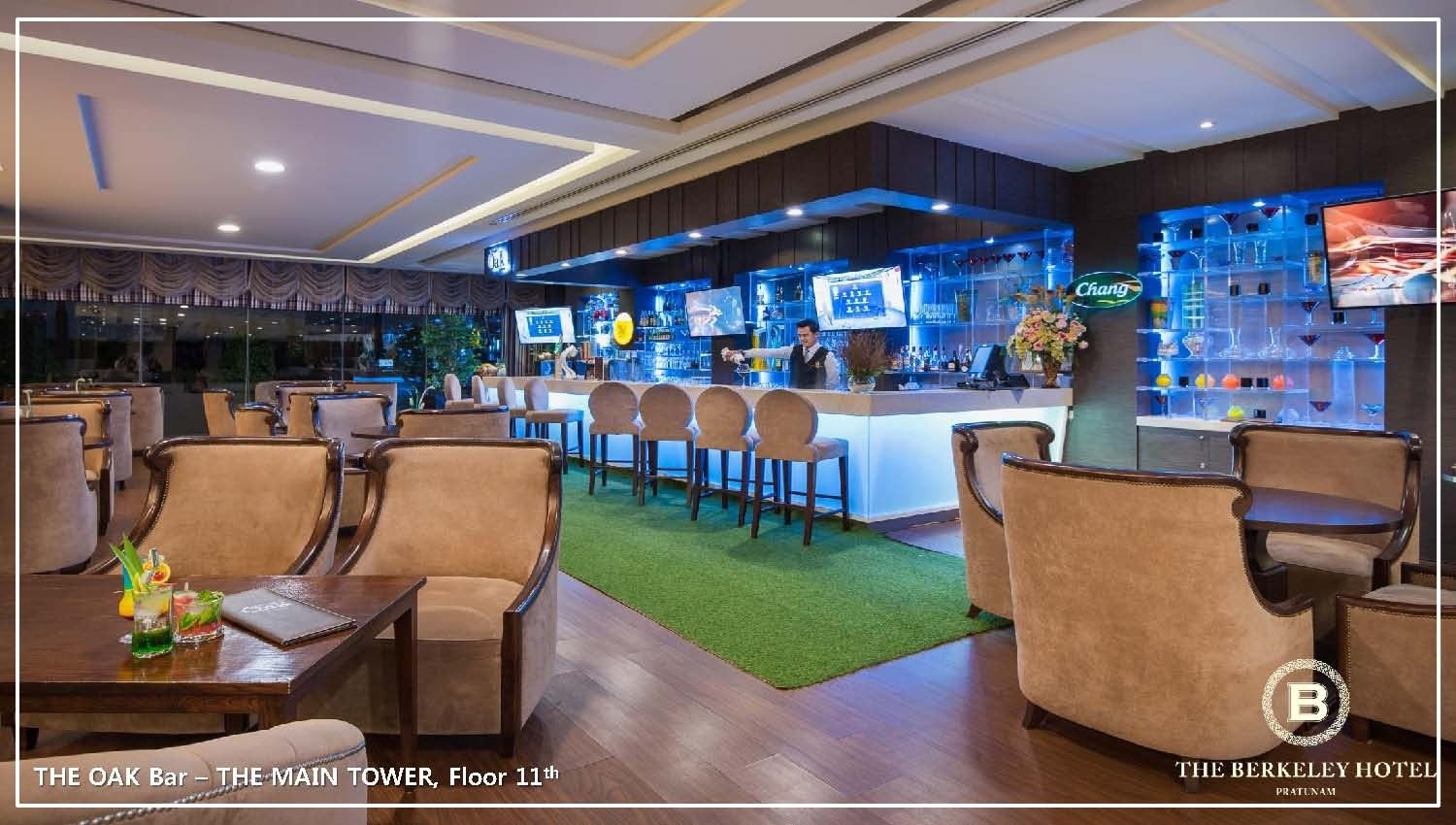 bars-the-oak-bar--sport-bar-near-the-swimming-pool
