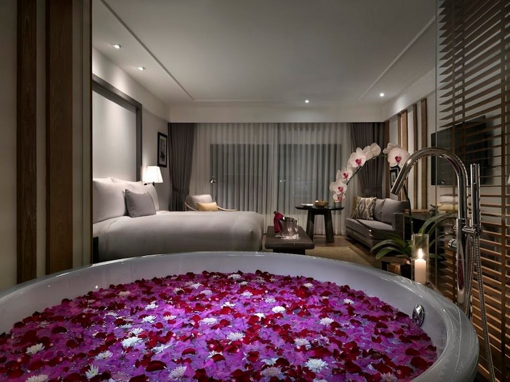 rooms-royal-ocean-view-suite