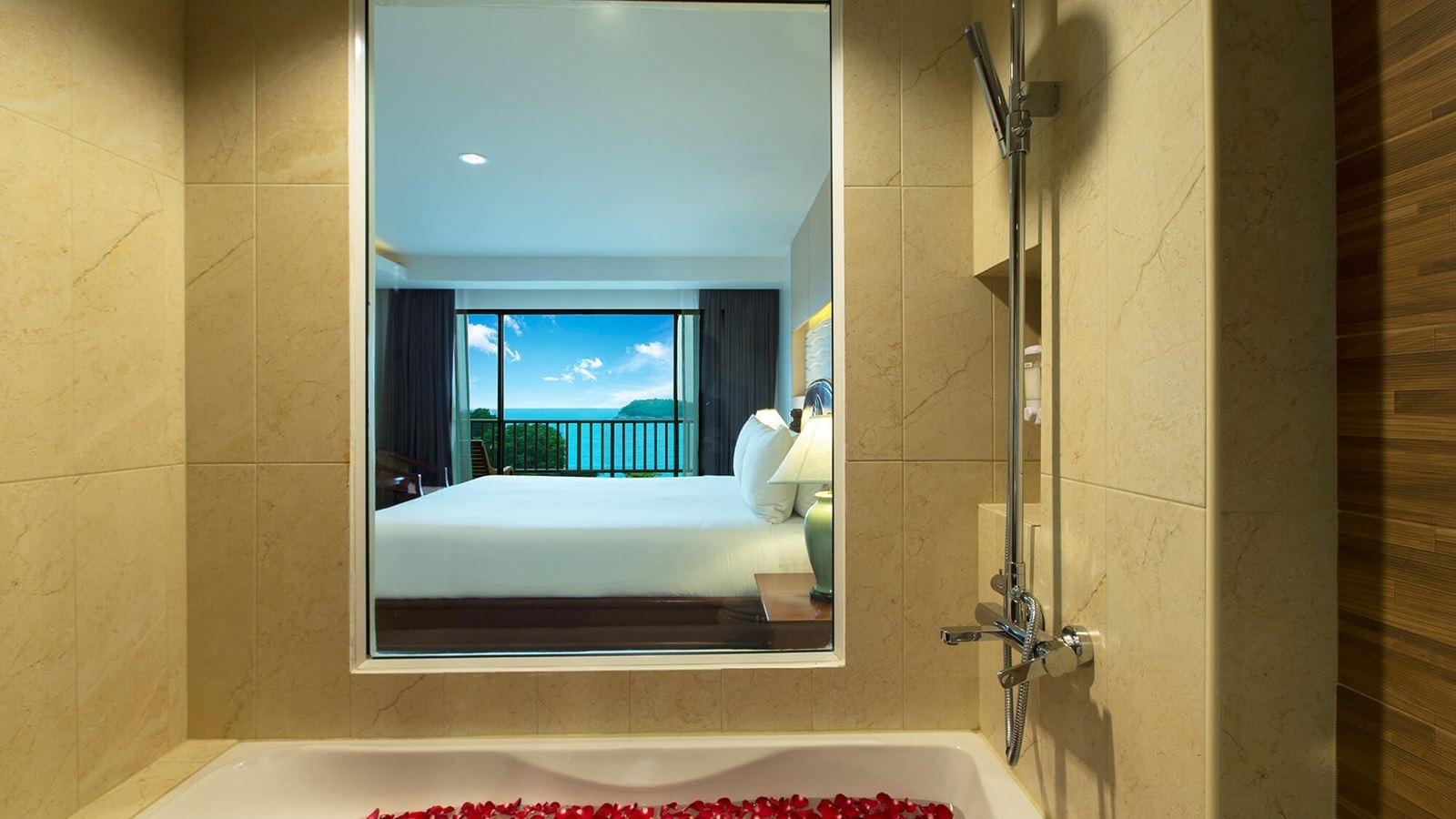 rooms-deluxe-sea-view-child-sharing-bed