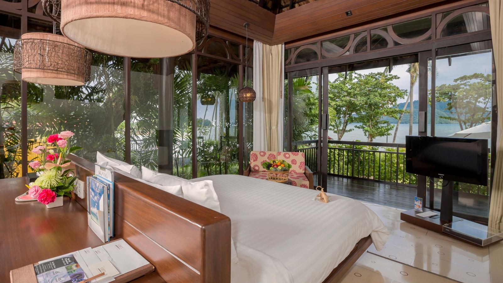 rooms-deluxe--beachfront-villa