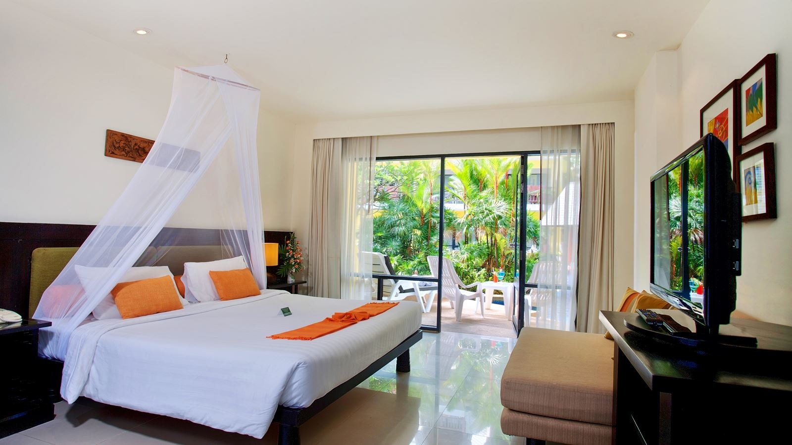 rooms-pool-access-room