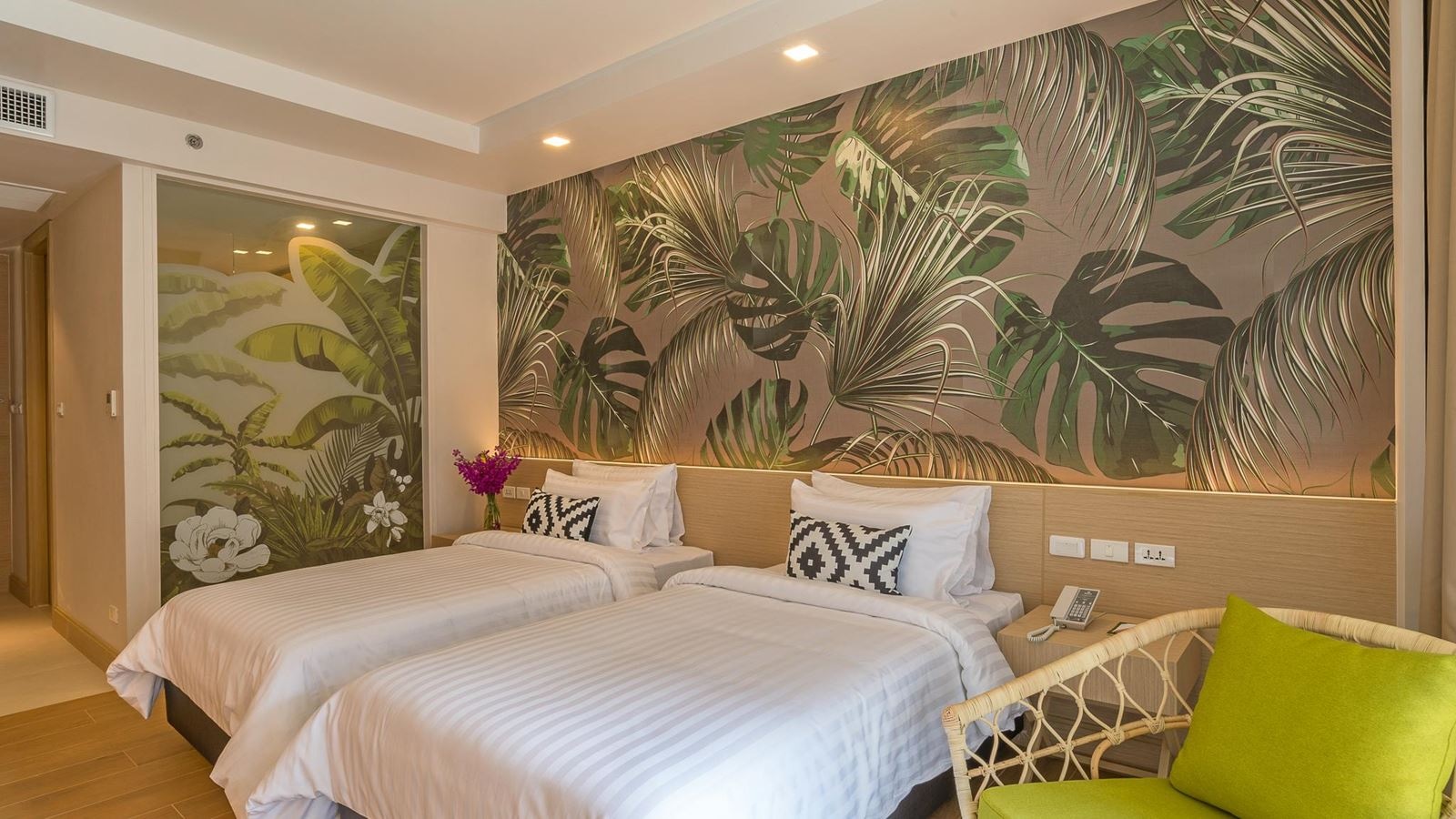 rooms-deluxe-cliff-view-room