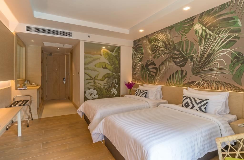 rooms-deluxe-pool-view-room