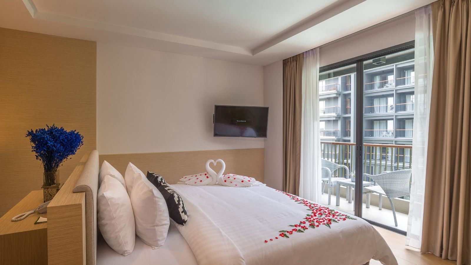 rooms-deluxe-premier-pool-view-room